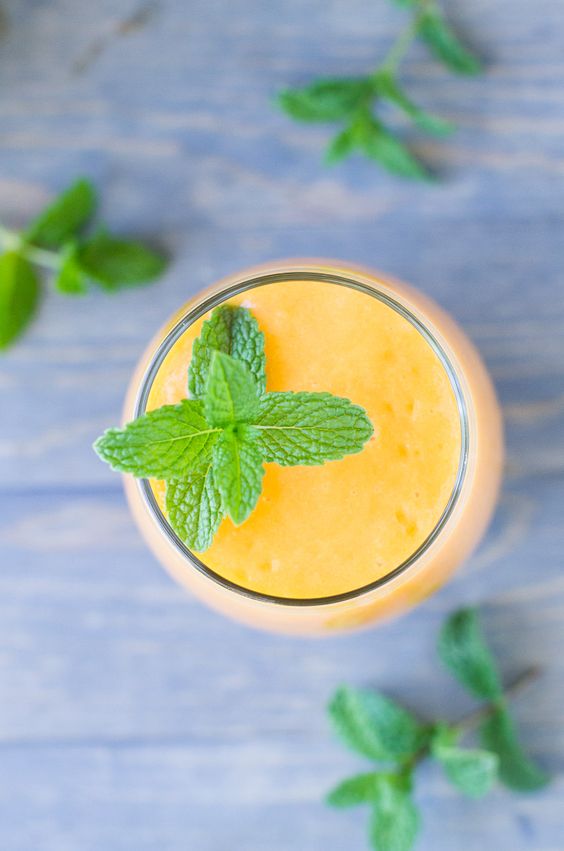 Para conservar tu piel con colorcito prueba a hacerte un smoothie con zanahoria, melocotón, albaricoque y papaya.